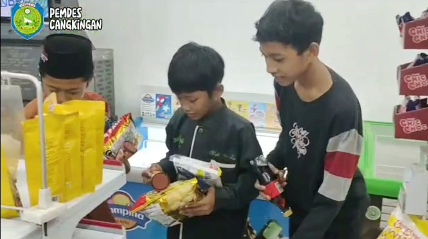 Jelang Idul Fitri Anak Yatim di Desa Cangkingan Jajan Di Mini Market Sepuasnya